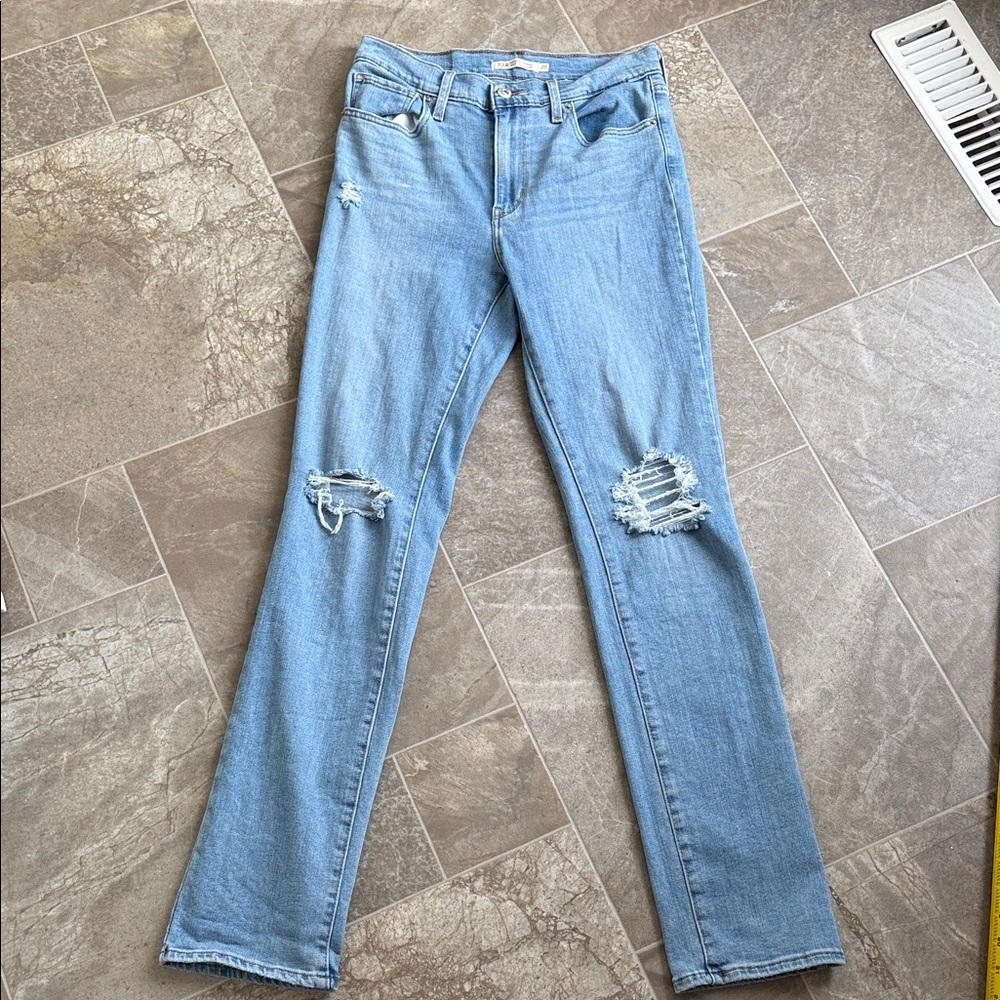 Levi’s 724 High-rise straight Sz 27/32 Women's light wash Blue Distressed Jeans